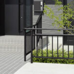 サムネイル：エトランポS2型　上部笠木納まり  トラッドパイン・ブラック／埋め込み支柱＋端部埋め込み支柱／1段笠木仕様